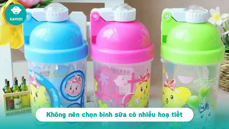 Tại sao không nên chọn bình sữa có nhiều họa tiết và hoa văn? 2 binh-sua-co-nhieu-hoa-tiet-va-hoa-van-1