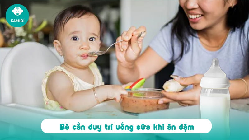 Em bé ăn dặm không chịu uống sữa ba mẹ phải làm thế nào? 2 em-be-an-dam-1
