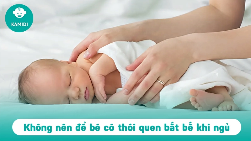 Trẻ sơ sinh bắt bế khi ngủ phải làm sao? Có nên chiều theo ý bé? 3 tre-so-sinh-bat-be-khi-ngu-2