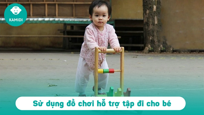 Quá trình cho trẻ tập đi có thể kết hợp với các hoạt động thú vị nào? 3 cho-tre-tap-di-2