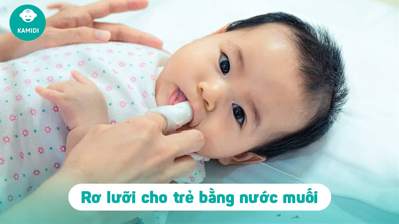 Hướng dẫn cách làm sạch lưỡi bị trắng ở trẻ sơ sinh 3 cach-lam-sach-luoi-bi-trang-o-tre-so-sinh-2