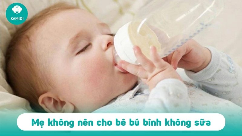 Có nên cho bé bú bình không có sữa không? Lưu ý khi bú bình mẹ cần biết 2 co-nen-cho-be-bu-binh-khong-co-sua-khong-1