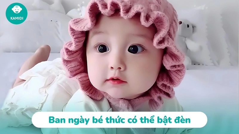 ban-ngay-co-nen-bat-den-cho-tre-so-sinh-1