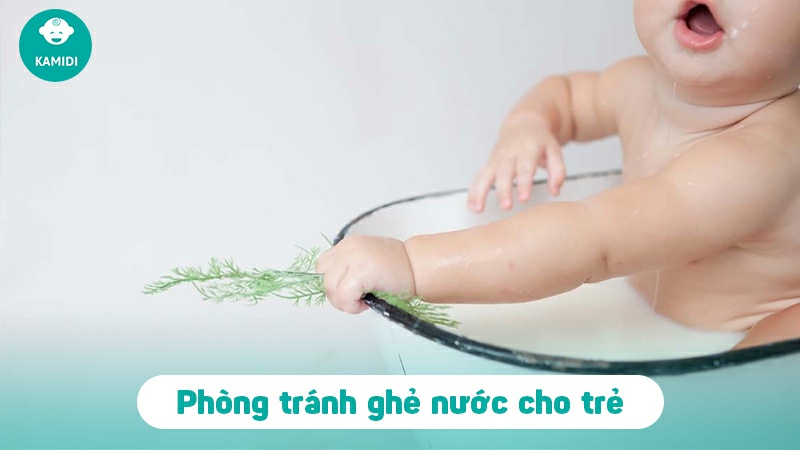 Trẻ bị ghẻ nước tắm lá gì mau hết? Mẹo dân gian trị ghẻ nước cho bé 5 tre-bi-ghe-nuoc-4