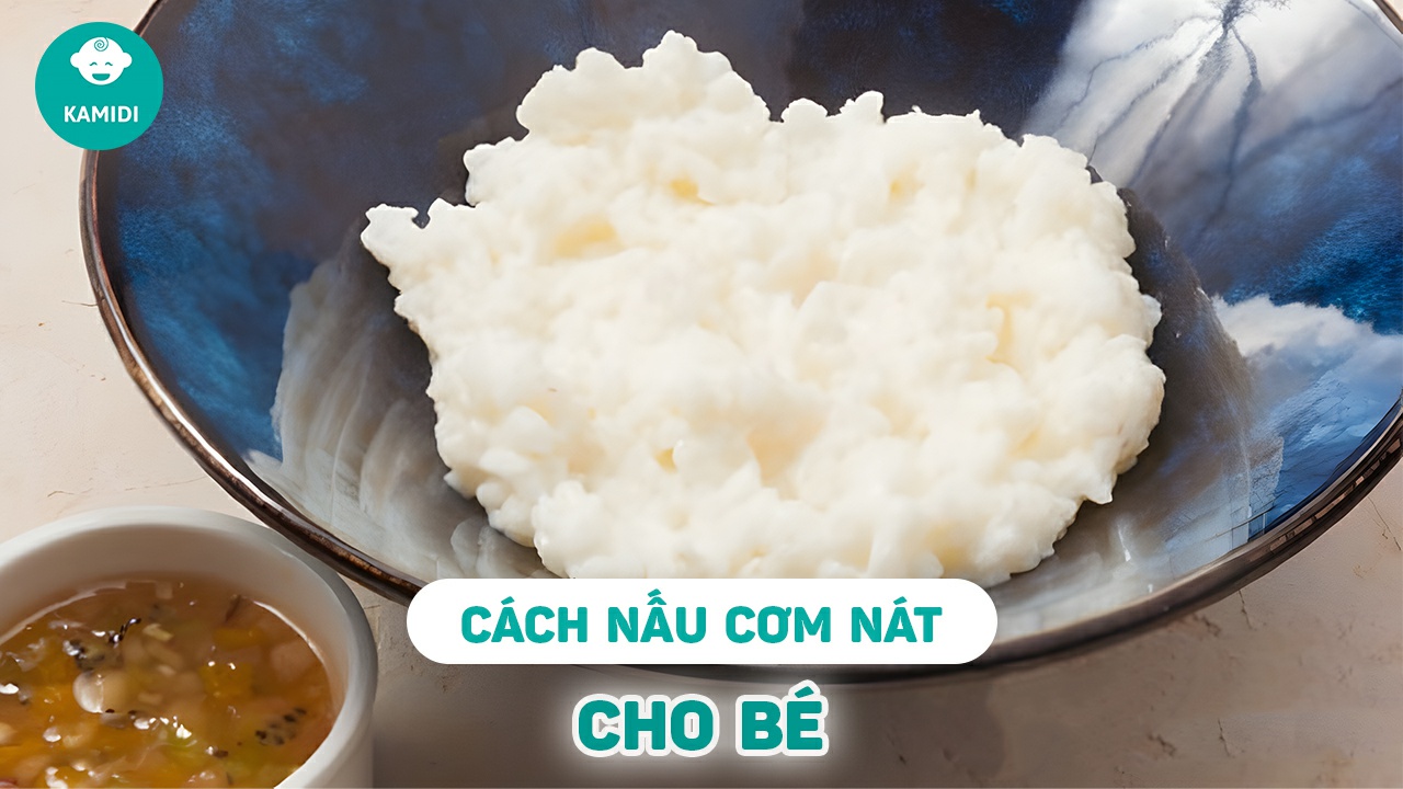 cach-nau-com-nat-cho-be