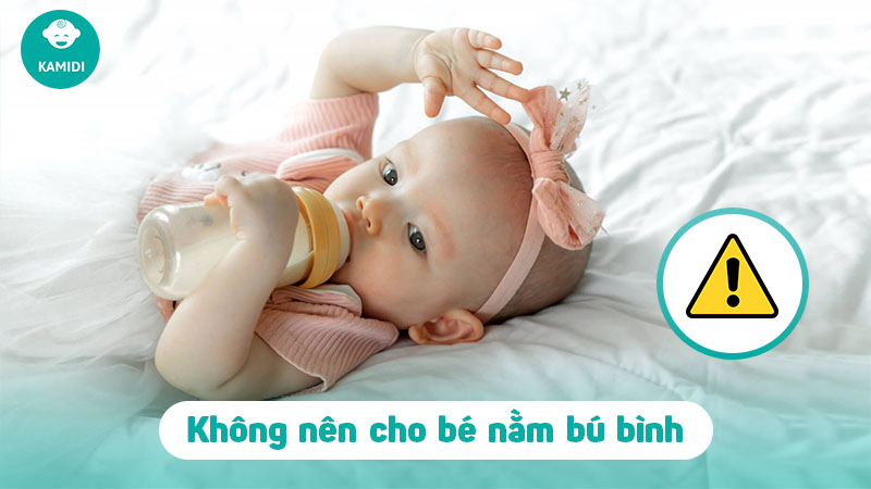Có nên cho trẻ sơ sinh nằm bú bình? Gợi ý tư thế bú bình đúng cách 2 co-nen-cho-tre-so-sinh-nam-bu-binh-1