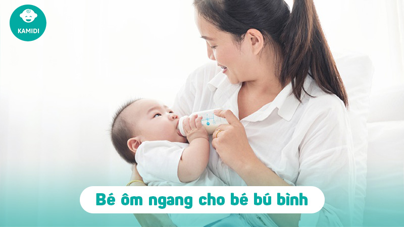 Có nên cho trẻ sơ sinh nằm bú bình? Gợi ý tư thế bú bình đúng cách 3 co-nen-cho-tre-so-sinh-nam-bu-binh-2