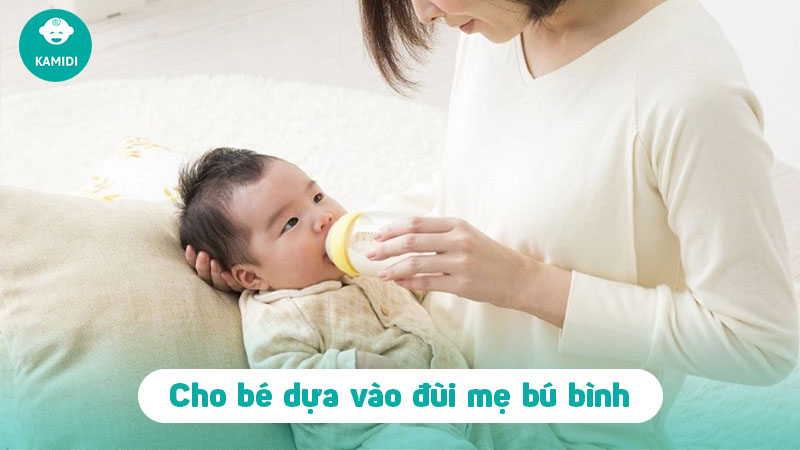 Có nên cho trẻ sơ sinh nằm bú bình? Gợi ý tư thế bú bình đúng cách 4 co-nen-cho-tre-so-sinh-nam-bu-binh-3