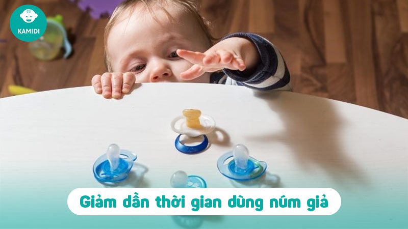 Khi nào nên cho bé ngừng sử dụng núm vú giả? Cách cai ti giả cho bé 3 num-vu-gia-2