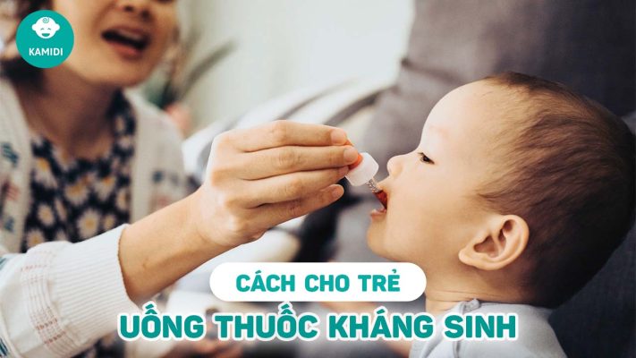 cach-cho-tre-uong-thuoc-khang-sinh
