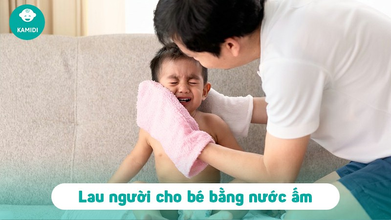 Cách giảm sốt cho trẻ sau khi tiêm phòng an toàn hiệu quả 3 cach-giam-sot-cho-tre-sau-khi-tiem-phong-2