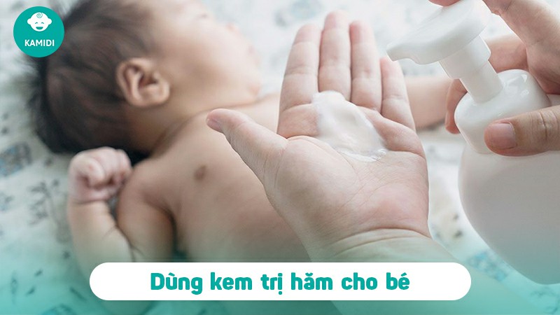 Bé bị hăm cổ: Nguyên nhân, dấu hiệu và cách điều trị 4 be-bi-ham-co-3