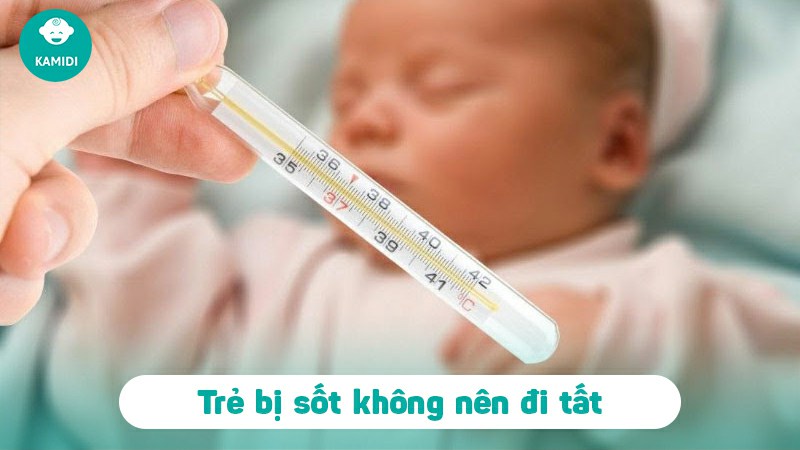 Trẻ bị sốt có nên đi tất không? Cách xử lý khi trẻ bị sốt mẹ nên biết 2 tre-bi-sot-co-nen-di-tat-khong-1