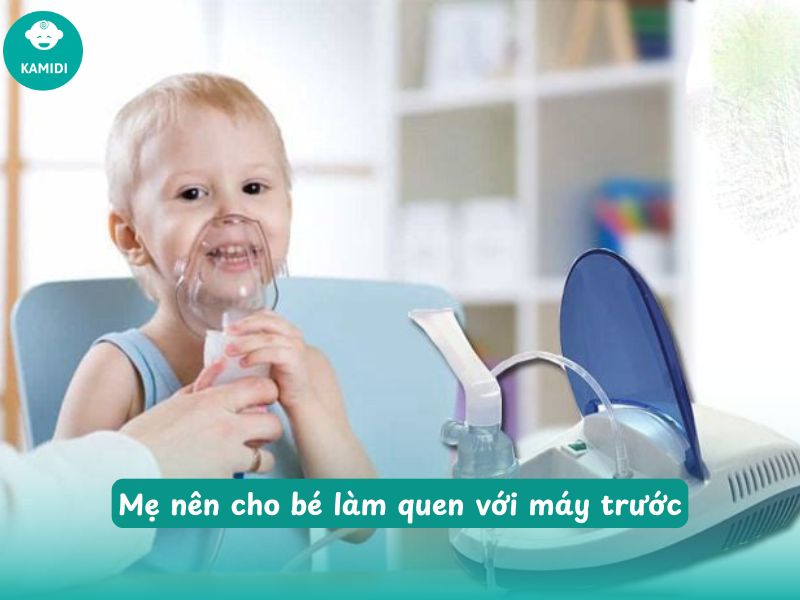 Hướng dẫn sử dụng máy thở khí dung đúng cách cho mẹ mới bắt đầu 3 Với trẻ nhỏ, mặt nạ ôm kín mũi và miệng giúp thuốc vào đúng đường thở.