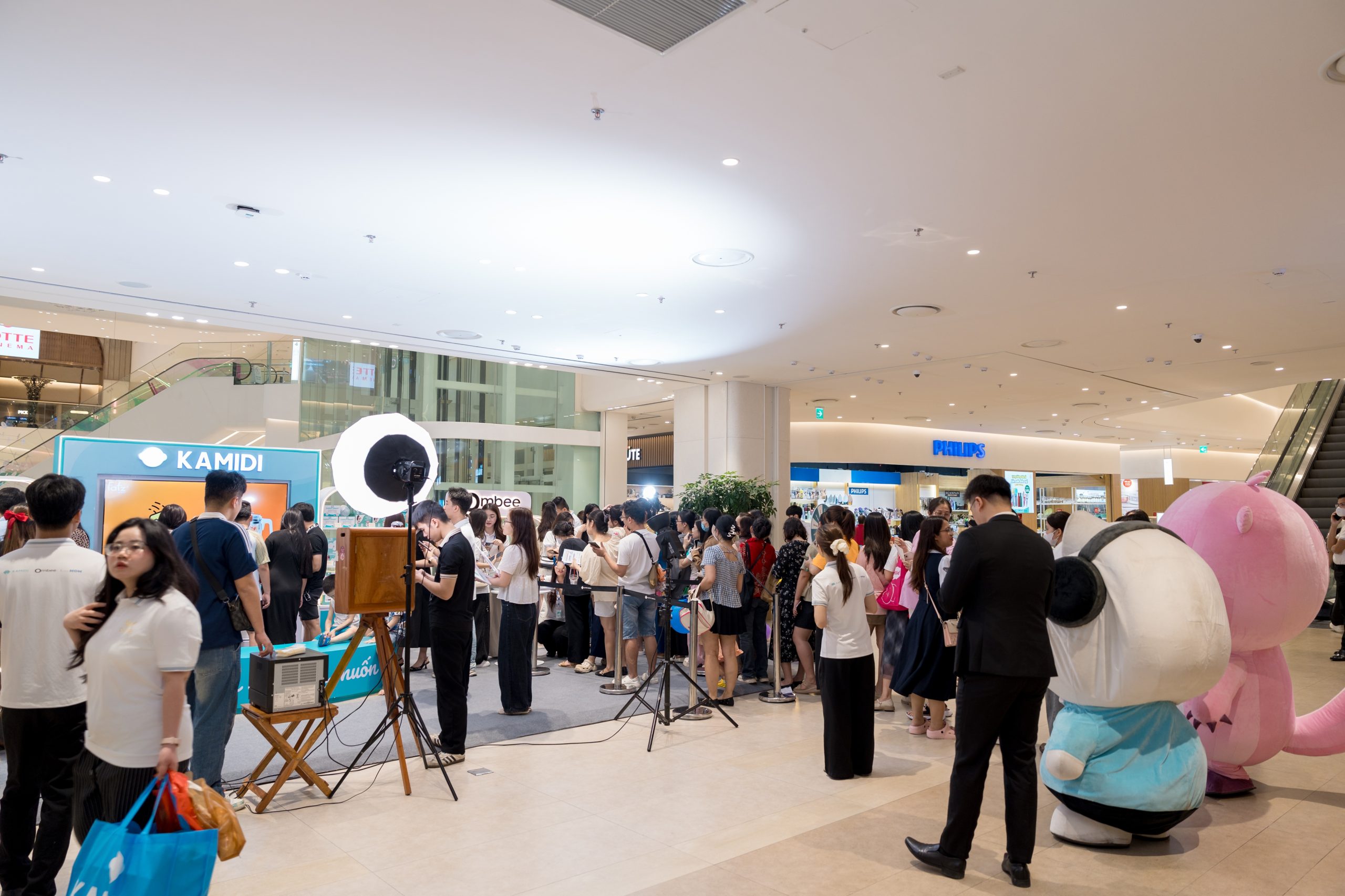 Nhìn lại không khí sôi động, náo nhiệt trong sự kiện khai trương Kamidi Store tại Lotte Mall Tây Hồ 3 Không khí đông đúc tại gian hàng Kamidi trong ngày khai trương đầu tiên