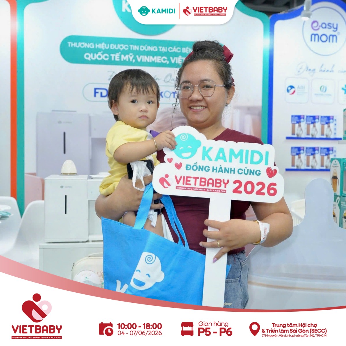 Những khoảnh khắc check-in đáng yêu của mẹ và bé tại gian hàng Kamidi.