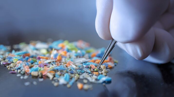 Microplastics hay hạt vi nhựa có kích thước siêu nhỏ, khó phân biệt và loại bỏ hoàn toàn trong sản phẩm nhựa