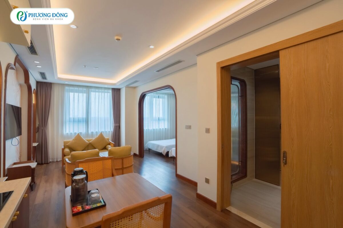 Không gian phòng VIP được thiết kế theo phong cách Nhật Bản tối giản, sang trọng và tận dụng ánh sáng tự nhiên.