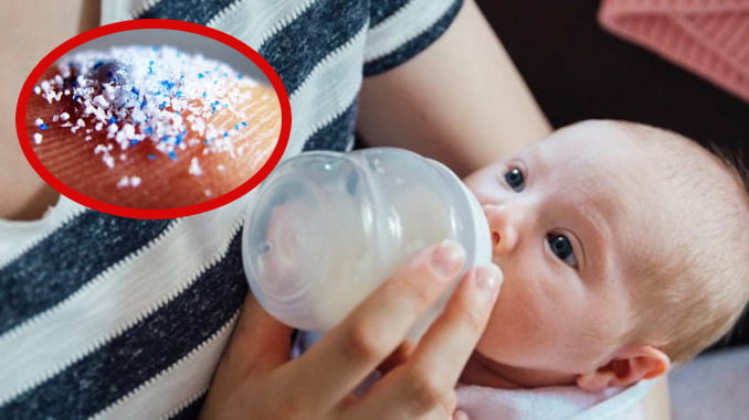 Bình sữa thường xuyên phải tiếp xúc với sữa ấm, nước nóng và tiệt trùng nhiều lần, vì vậy rất dễ sản sinh ra hạt vi nhựa, ảnh hưởng tới sức khỏe của bé