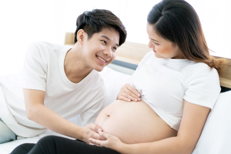 Nói chuyện với con trong bụng mẹ: 5 cách thai giáo bằng lời nói nhẹ nhàng, dễ thực hiện 5 Sự xuất hiện của bố trong hành trình thai giáo sẽ giúp em bé được trọn vẹn yêu thương hơn